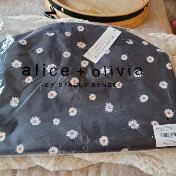 ⭐️40% Off⭐️ Alice + Olivia Black Daisy Print Duffle Bag - Picture 5 of 10